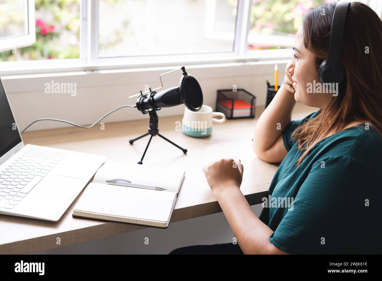 Die junge Frau nimmt einen Podcast von zu Hause auf Stockfoto