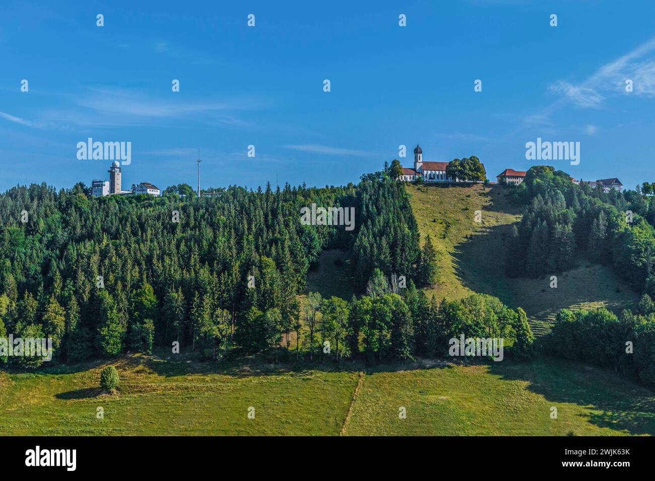 Landschaft am Hohen Peißenberg mit dem meteorologischen Observatorium und der Wallfahrtskirche Blick zum Hohen Peißenberg im Alpenvorland in Oberbayer Stockfoto