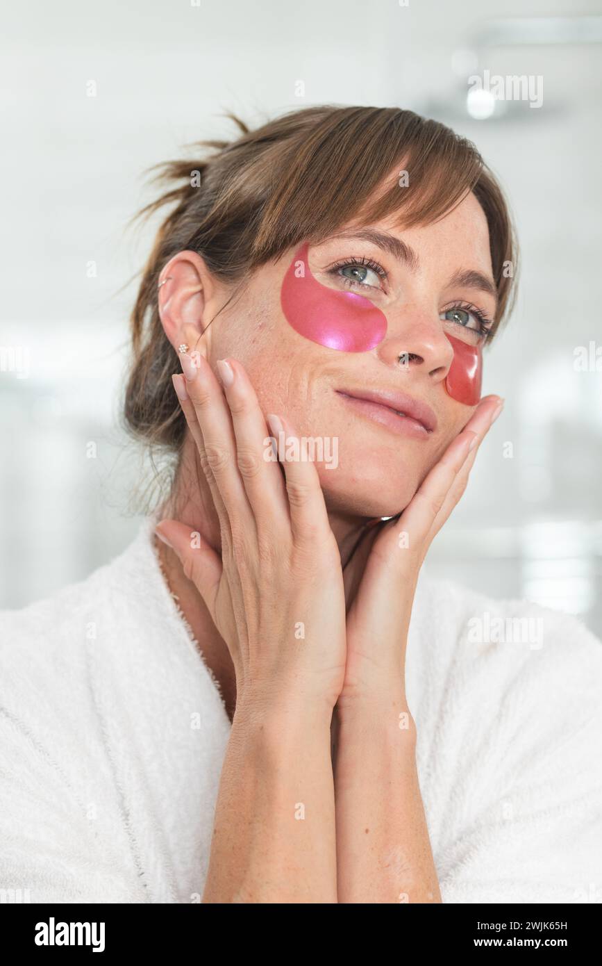 Die kaukasische Frau genießt zu Hause eine Hautpflegeroutine Stockfoto
