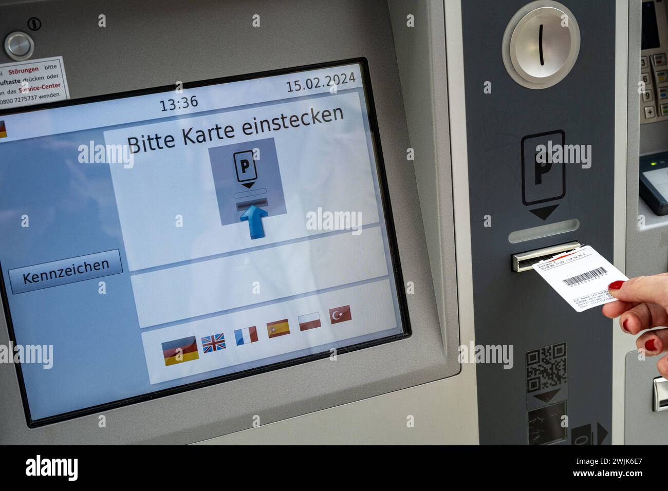 Kassenautomat einer Tiefgarage mit automatischer Kennzeichenerkennung 15.02.24, Wiesbaden: Symbolfoto, Illustrationsbild, Symbolbild, Illustrationsfoto Kassenautomat einer Tiefgarage mit automatischer Kennzeichenerkennung ein moderner Kassenautomat in einer Tiefgarage, gestattet mit automatischer Kennzeichenerkennung, erleichtert den Bezahlvorgang und verbessert die Sicherheit. Das Display zeigt deutlich die Gebühren und Anweisungen für Benutzer Wiesbaden Hessen Deutschland *** Automatische Kassenstation in einer Tiefgarage mit automatischer Kennzeichenerkennung 15 02 24, Wiesbaden Sy Stockfoto