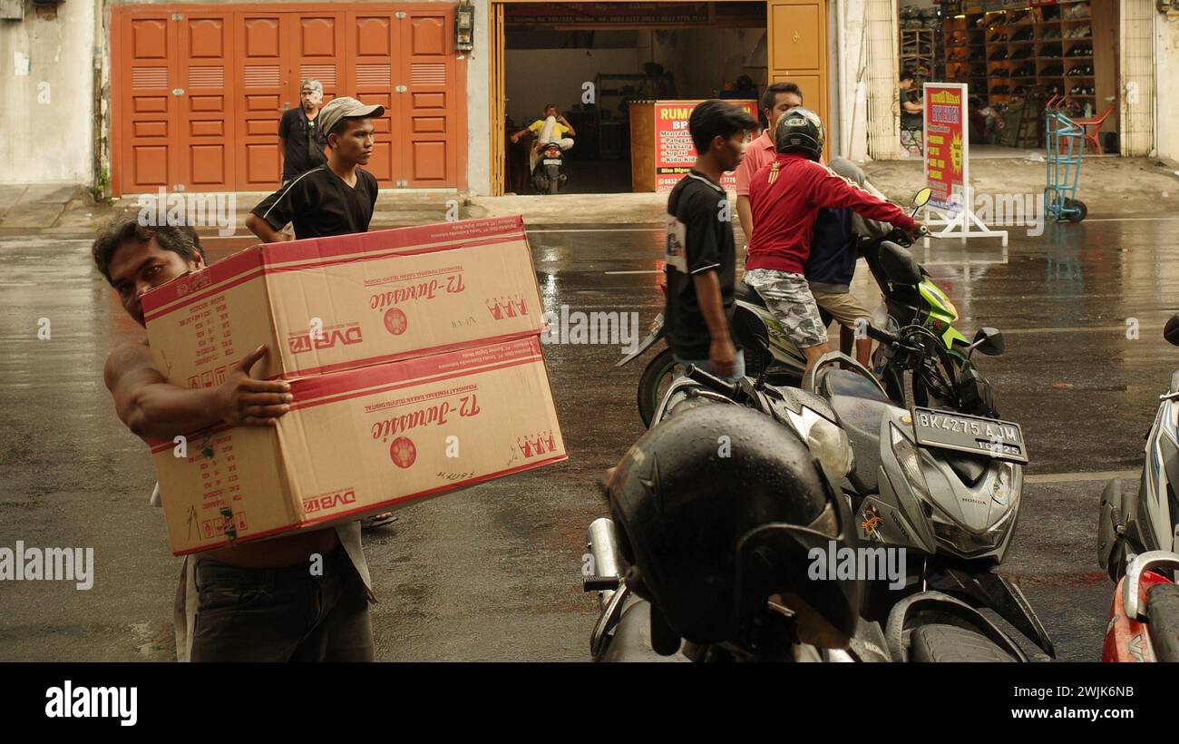 Im Industriestandort Medan durchströmt die pulsierende Energie der Aktivität die Luft, treibt den Fortschritt voran und prägt die dynamische Landschaft der Stadt Stockfoto