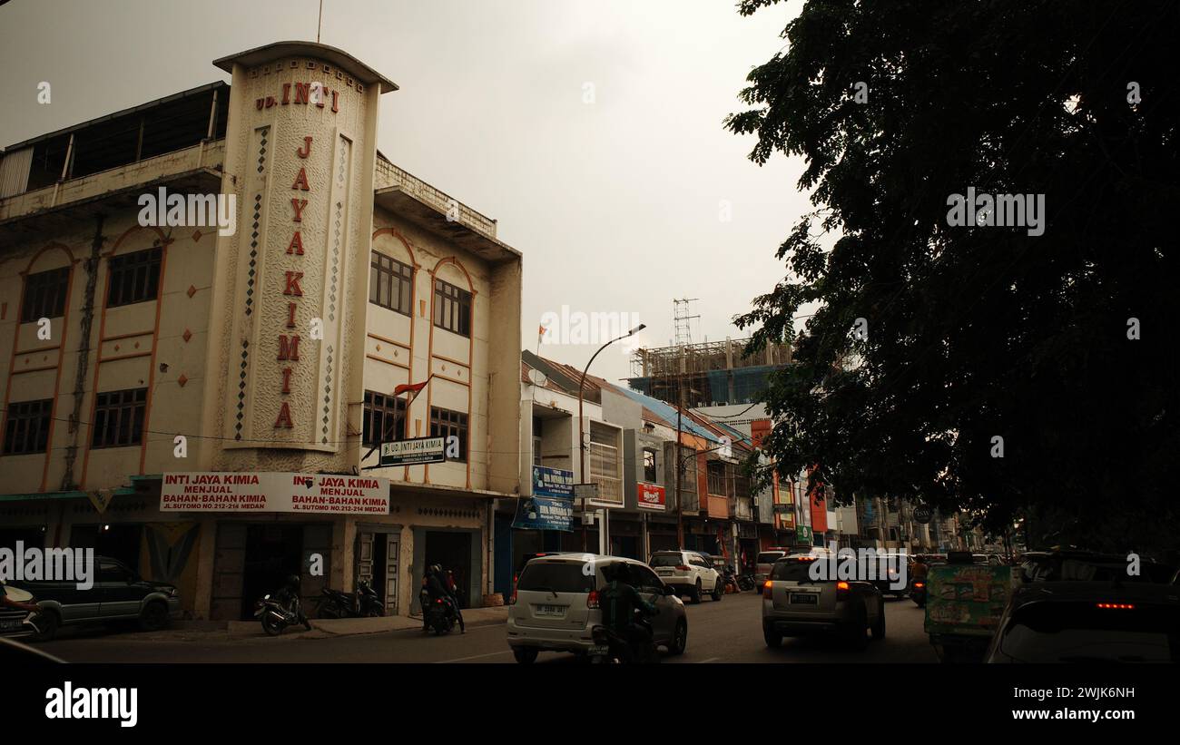 Im Industriestandort Medan durchströmt die pulsierende Energie der Aktivität die Luft, treibt den Fortschritt voran und prägt die dynamische Landschaft der Stadt Stockfoto