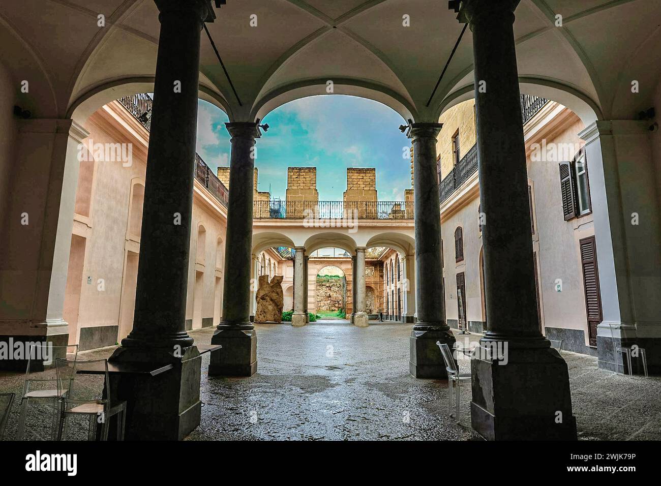 Italien, Palermo - 29. November 2023: Universität Palermo. Hof des Vierecks an der Juristischen Fakultät, Palermo, Sizilien, Italien. Stockfoto