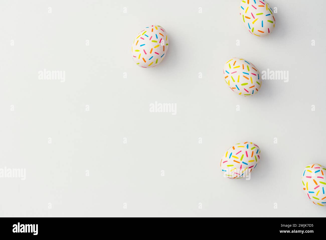 Farbenfrohe ostereier auf weißem Hintergrund. Direkt über der Tischplatte. Stockfoto
