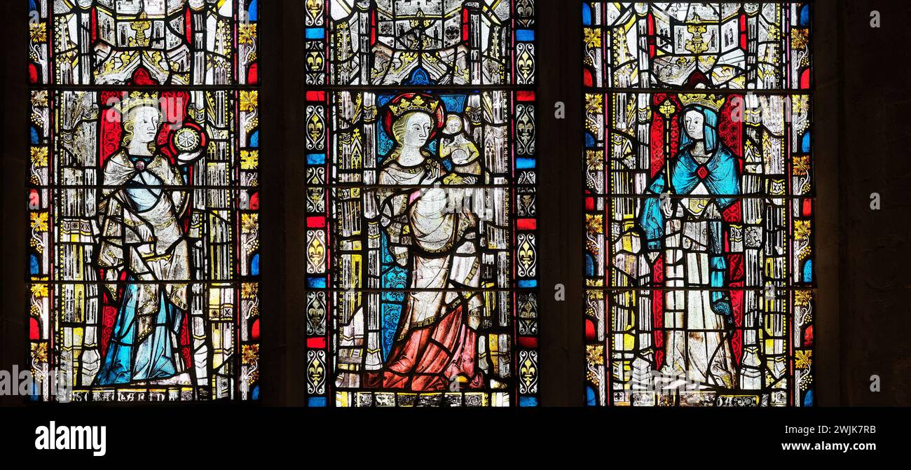 Drei weibliche christliche Heilige, St. Katharina, Maria (Mutter Jesu) und St. Frithuswith, illustriert in der Christ Church College Cathedral in Oxford, Englan Stockfoto