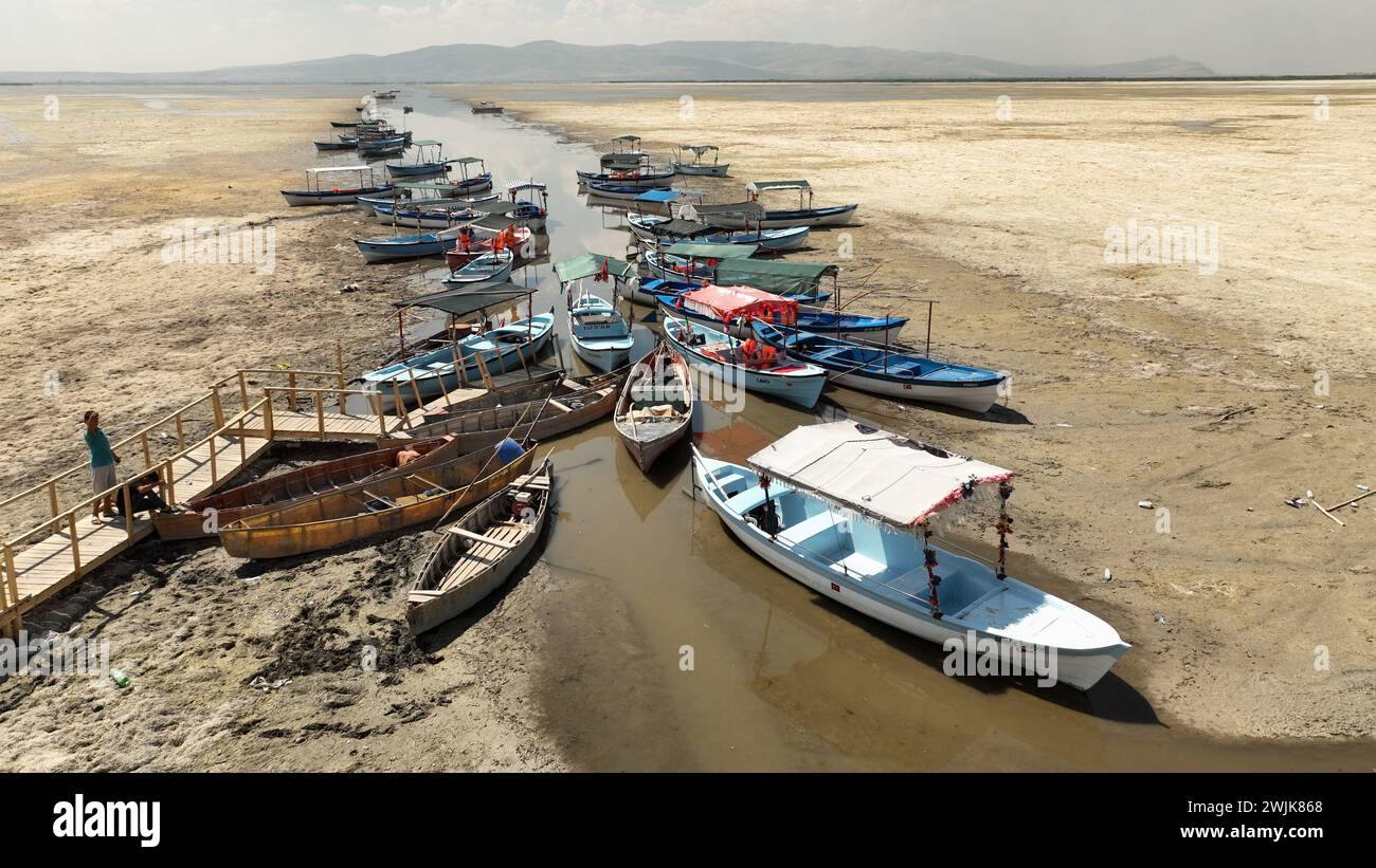 Ein getrockneter See und Boote in Isparta, Türkei. Ein Foto, das von einer Drohne aus einem getrockneten See aufgenommen wurde. Stockfoto