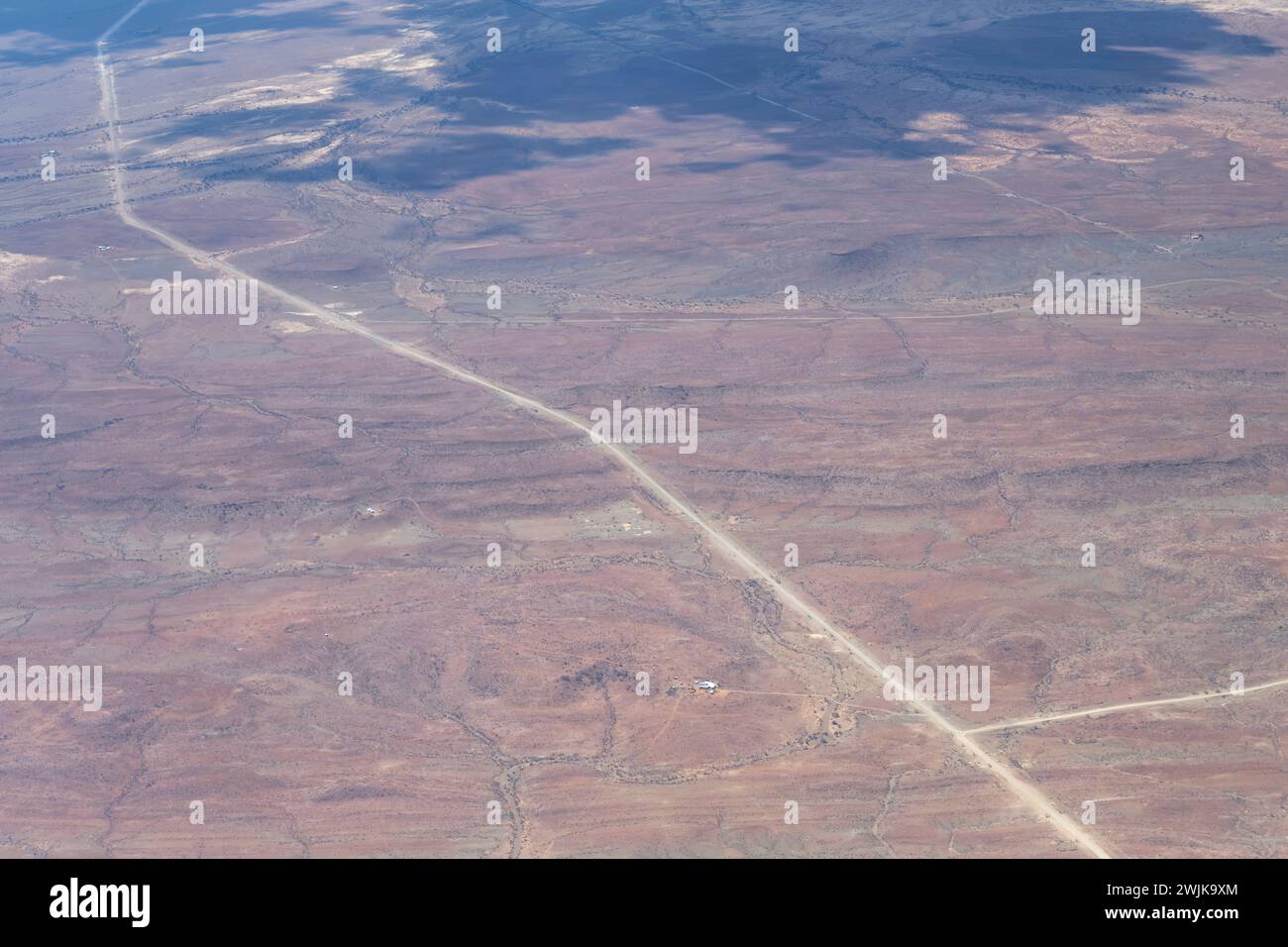 Luftlandschaft mit Straßenkreuzung in der Wüste, aufgenommen von einem Segelflugzeug im hellen Licht des späten Frühlings westlich von Nomtsas, Namibia, Afrika Stockfoto