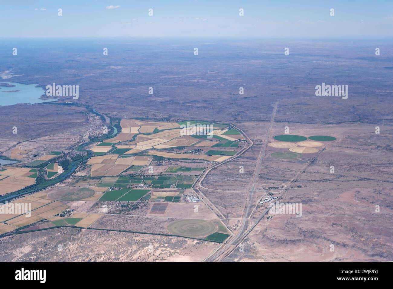 Luftbild mit landwirtschaftlich genutztem Gebiet in der Nähe des Fish River in der Wüste, aufgenommen von einem Segelflugzeug im hellen Licht des späten Frühlings nördlich von Mariental, Namibia, Stockfoto