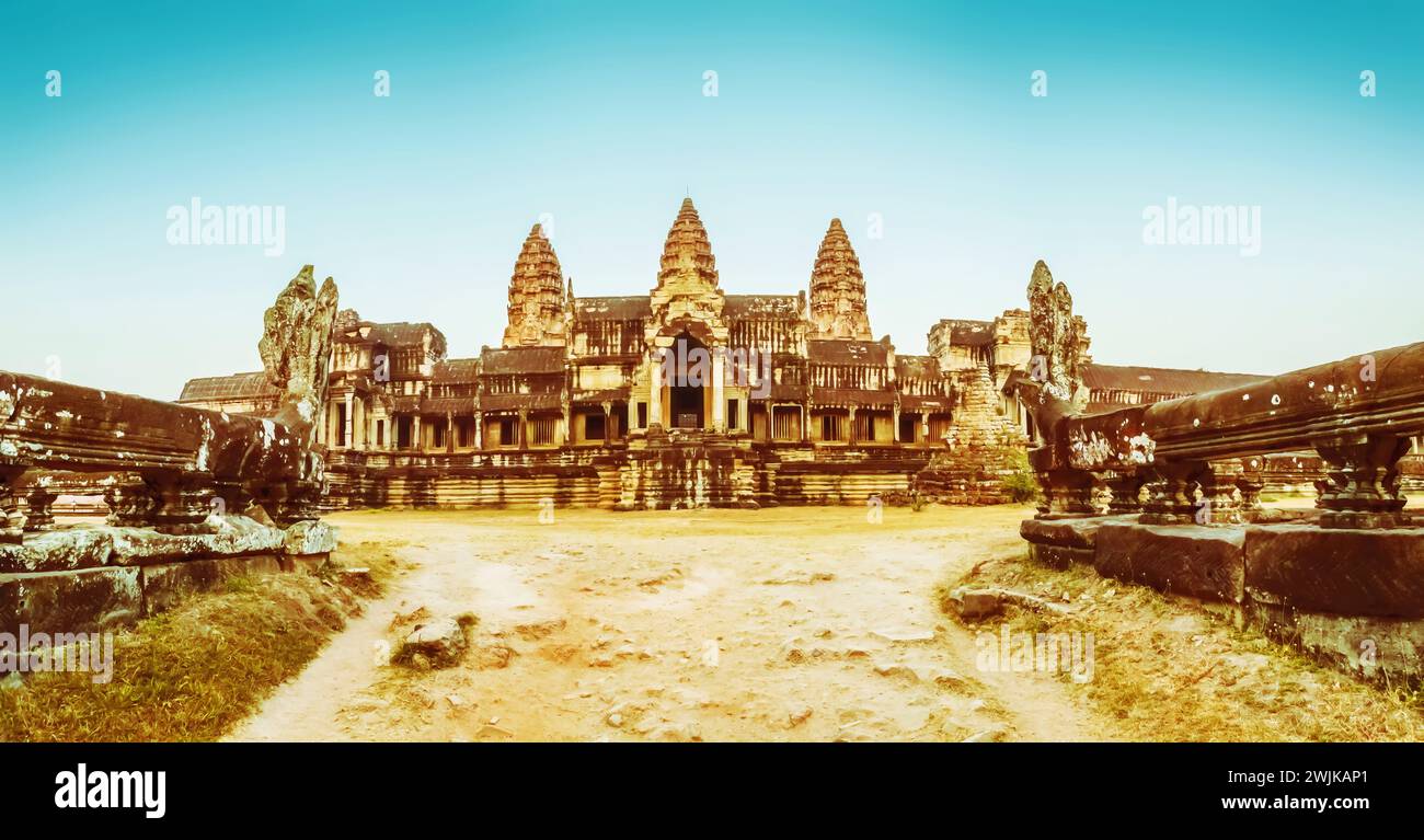 Die östliche Seite des Tempelkomplexes Angkor Wat, Kambodscha, am frühen Morgen Stockfoto
