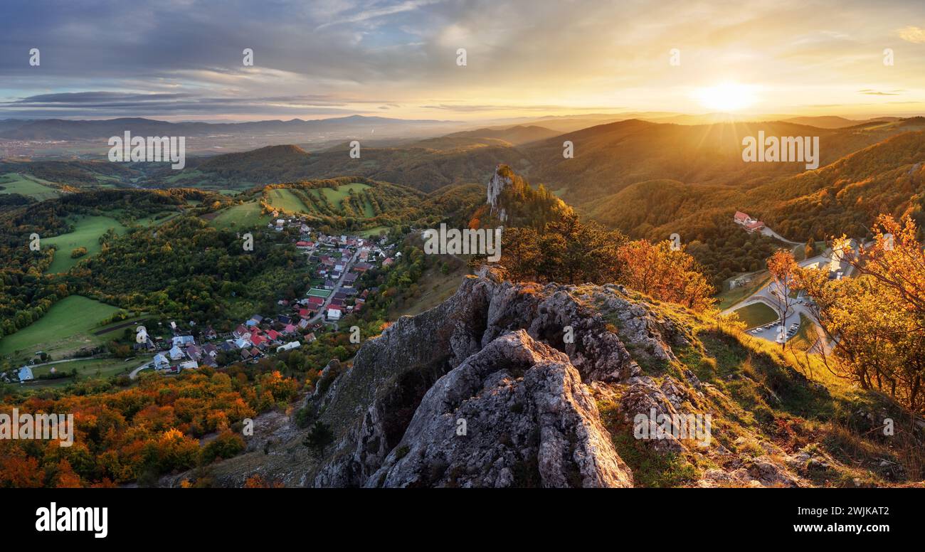 Wunderschöner Panoramablick auf den farbenfrohen Herbstwald und die Berge in der Landschaft von Vrsatec. Sonnenuntergang oder Sonnenaufgang Sky Composite. Slowakei Stockfoto