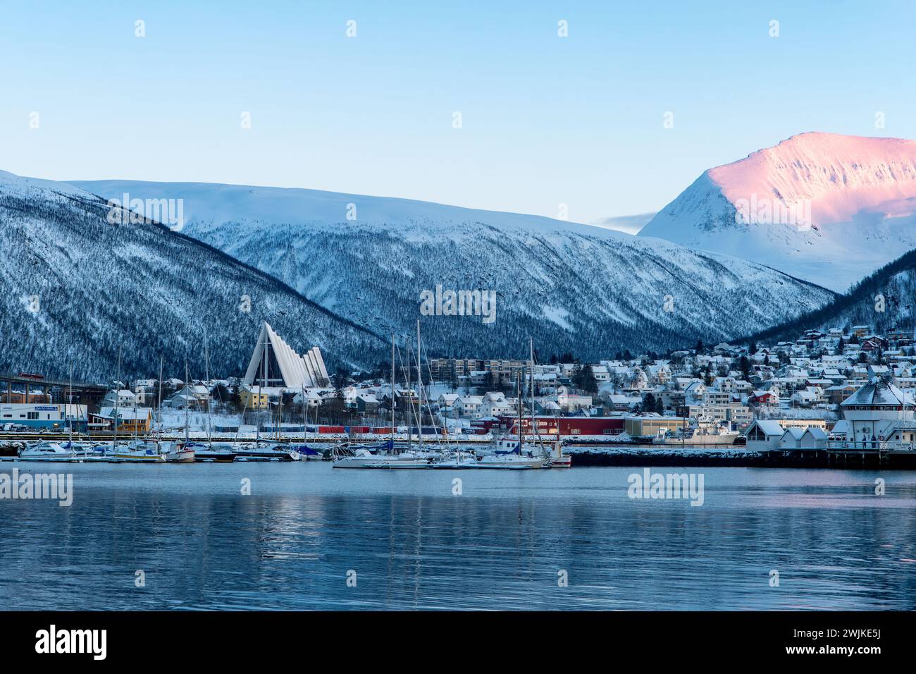 Blick auf die Arktische Kathedrale in Tromso, Norwegen Stockfoto