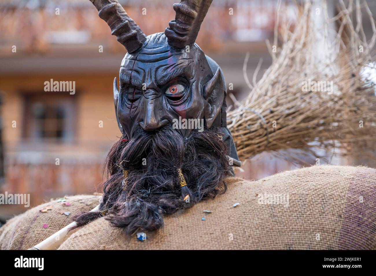 Nachtschwärmer mit Holzmaske und Karnevalskostüm. Evolene, Kanton Wallis, Schweiz. Stockfoto