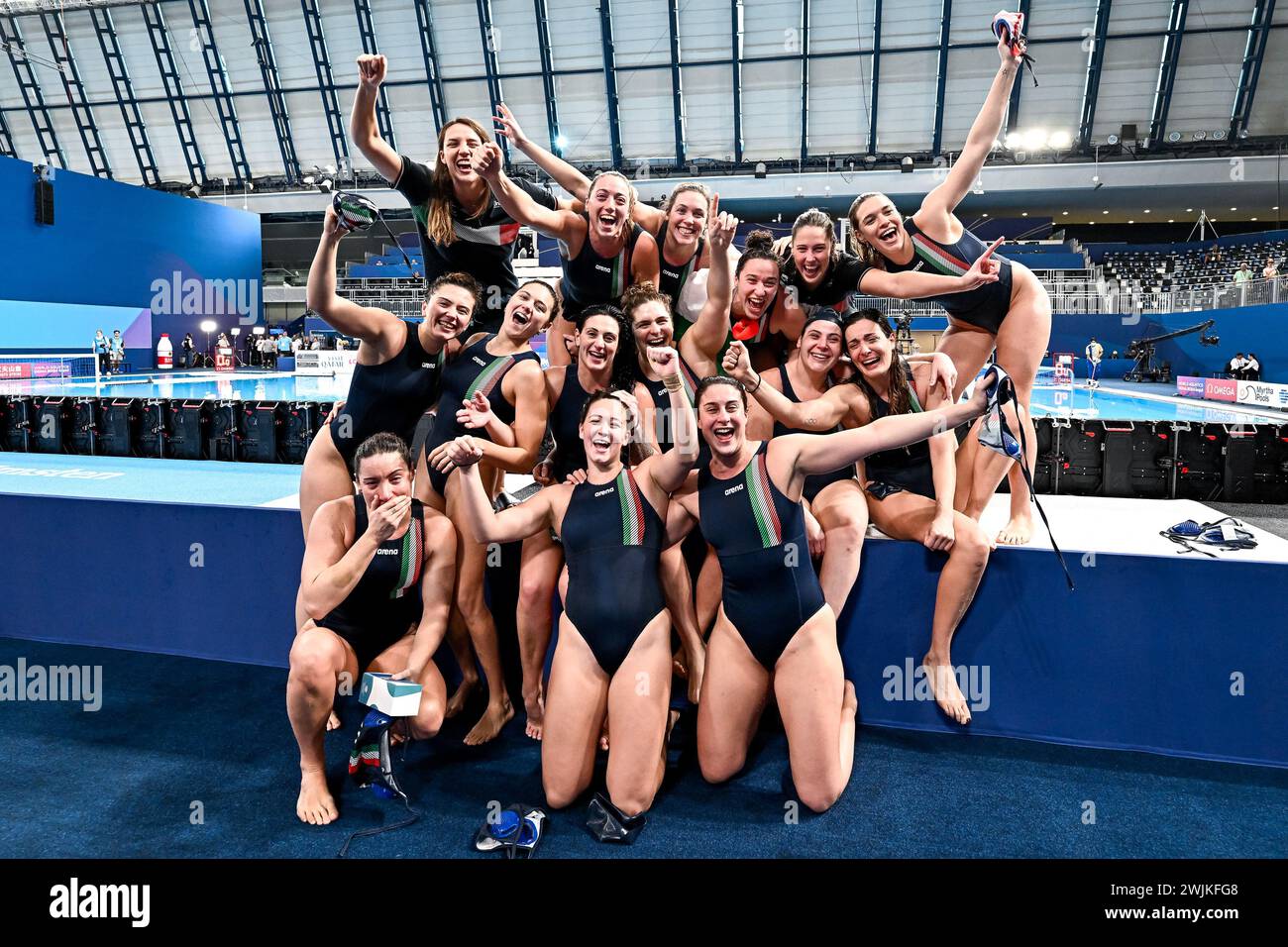 Doha, Katar. Februar 2024. Die Mitglieder des Teams Italien feiern die Olympiasiegion nach dem Spiel der Wasserpolo-Frauen mit dem 7./8. Platz zwischen dem Team Kanada (weiße Kappen) und dem Team Italien (blaue Kappen) der 21. Aquatikweltmeisterschaft im Aspire Dome in Doha (Katar), 16. Februar 2024. Quelle: Insidefoto di andrea staccioli/Alamy Live News Stockfoto