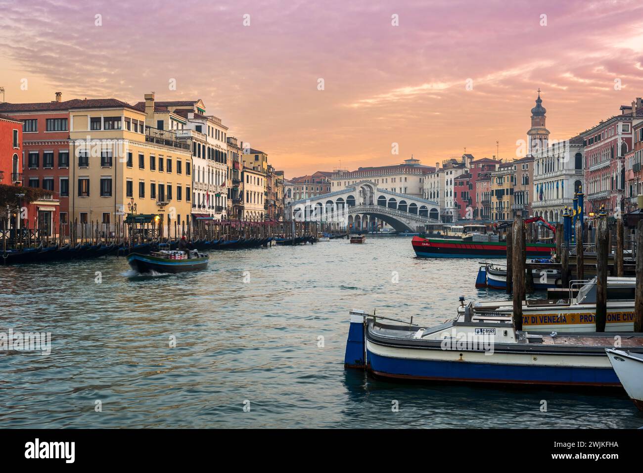 Malerischer Blick auf den Canal Grande mit Rialtobrücke, Venedig, Venetien, Italien Stockfoto