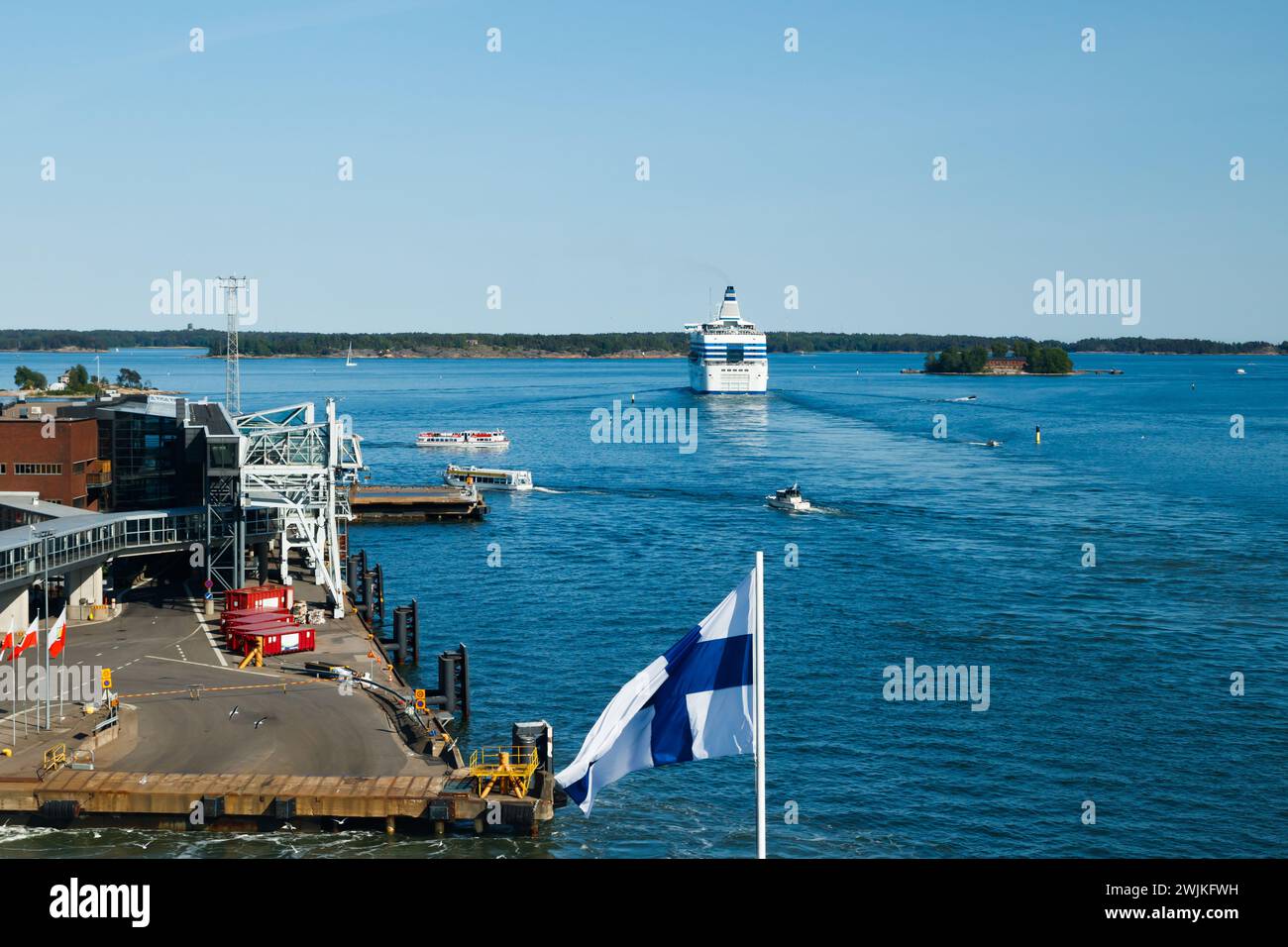 Helsinki, Finnland - 12. Juni 2023: Mit finnischer Flagge auf der abfahrenden Viking-Line-Fähre und der Silja-Line-Fähre fahren vom Hafen Helsin ab Stockfoto