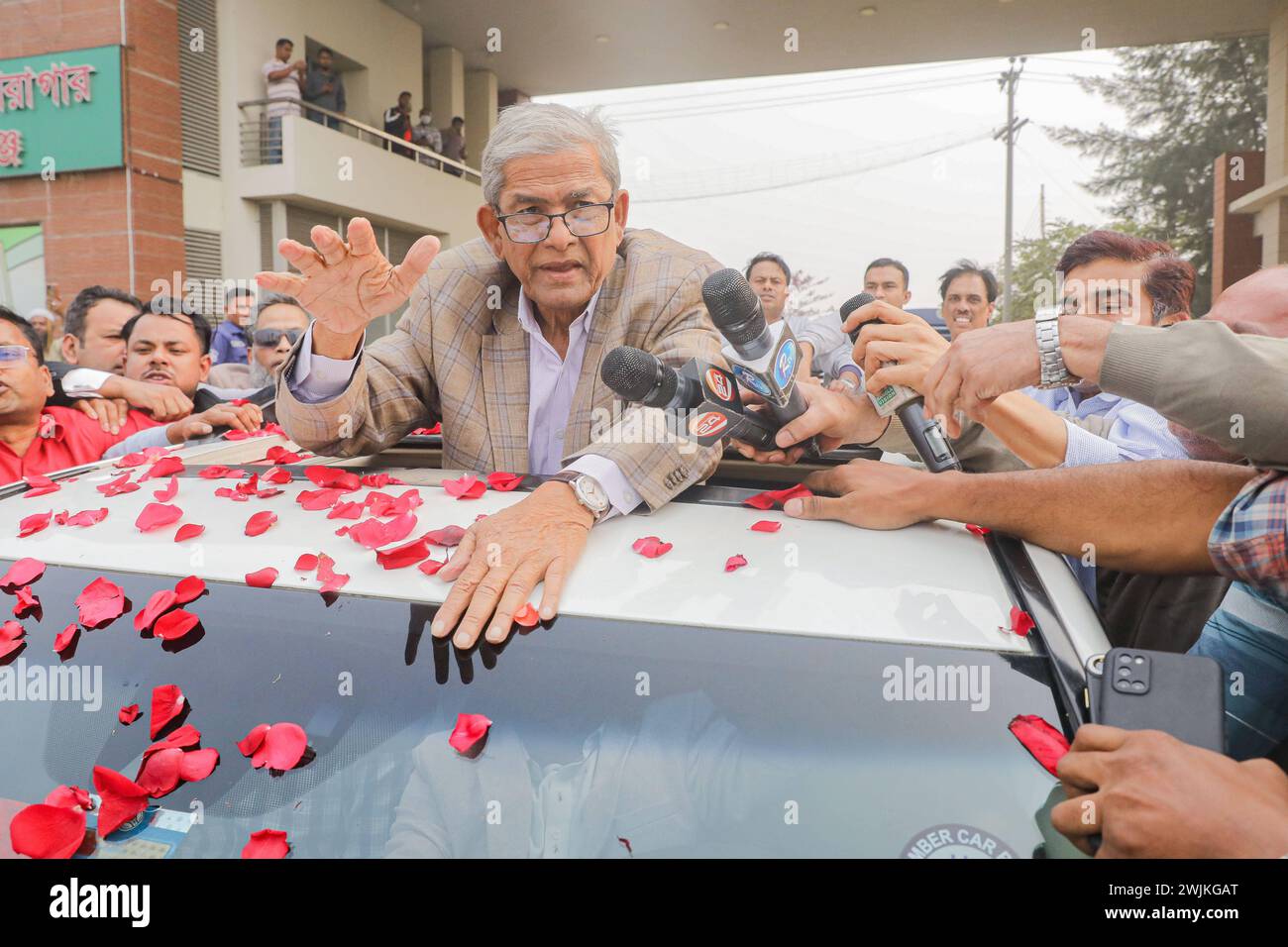 BNP-Generalsekretär Mirza Fakhrul Islam Alamgir aus dem Gefängnis entlassen Bangladesch Nationalist Party BNP-Generalsekretär Mirza Fakhrul Islam Alamgir C beobachtet nach seiner Entlassung aus dem Zentralgefängnis von Dhaka in Keraniganj, einem Vorort von Dhaka am 15. Februar 2023. Zwei der wichtigsten Oppositionellen Bangladeschs wurden am 15. Februar aus dem Gefängnis entlassen, Monate nachdem sie während eines großen Regierungshandels vor den Parlamentswahlen festgenommen worden waren. Keraniganj Dhaka Bezirk Bangladesch Copyright: XHabiburxRahmanx Stockfoto