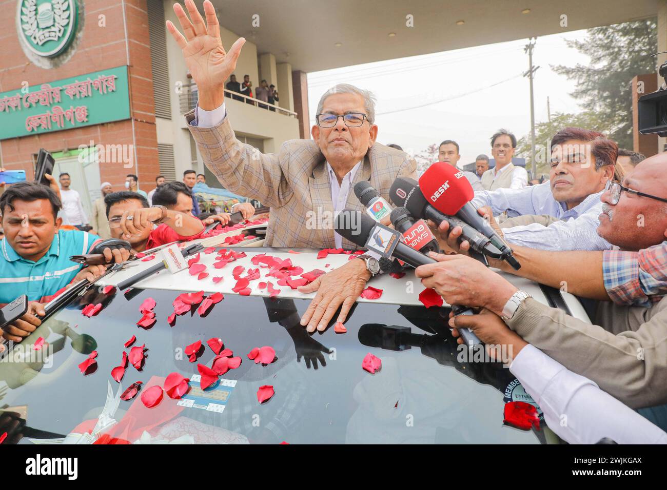 BNP-Generalsekretär Mirza Fakhrul Islam Alamgir aus dem Gefängnis entlassen Bangladesch Nationalist Party BNP-Generalsekretär Mirza Fakhrul Islam Alamgir C beobachtet nach seiner Entlassung aus dem Zentralgefängnis von Dhaka in Keraniganj, einem Vorort von Dhaka am 15. Februar 2023. Zwei der wichtigsten Oppositionellen Bangladeschs wurden am 15. Februar aus dem Gefängnis entlassen, Monate nachdem sie während eines großen Regierungshandels vor den Parlamentswahlen festgenommen worden waren. Keraniganj Dhaka Bezirk Bangladesch Copyright: XHabiburxRahmanx Stockfoto