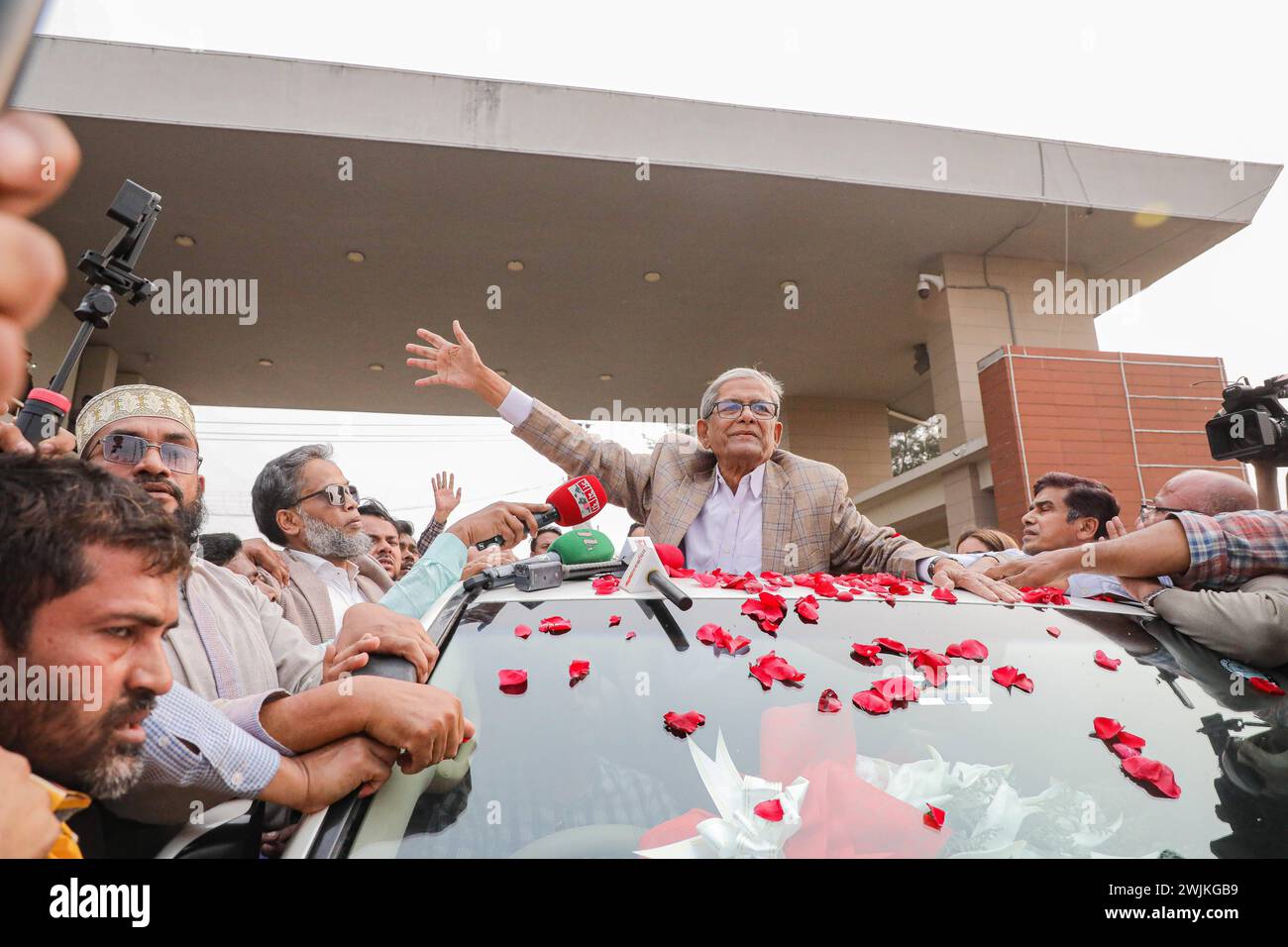 BNP-Generalsekretär Mirza Fakhrul Islam Alamgir aus dem Gefängnis entlassen Bangladesch Nationalist Party BNP-Generalsekretär Mirza Fakhrul Islam Alamgir C beobachtet nach seiner Entlassung aus dem Zentralgefängnis von Dhaka in Keraniganj, einem Vorort von Dhaka am 15. Februar 2023. Zwei der wichtigsten Oppositionellen Bangladeschs wurden am 15. Februar aus dem Gefängnis entlassen, Monate nachdem sie während eines großen Regierungshandels vor den Parlamentswahlen festgenommen worden waren. Keraniganj Dhaka Bezirk Bangladesch Copyright: XHabiburxRahmanx Stockfoto