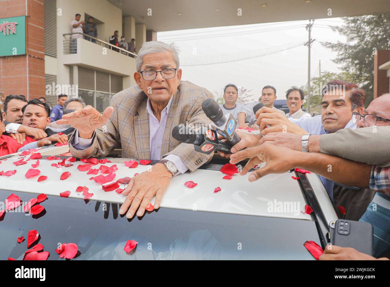 BNP-Generalsekretär Mirza Fakhrul Islam Alamgir aus dem Gefängnis entlassen Bangladesch Nationalist Party BNP-Generalsekretär Mirza Fakhrul Islam Alamgir C beobachtet nach seiner Entlassung aus dem Zentralgefängnis von Dhaka in Keraniganj, einem Vorort von Dhaka am 15. Februar 2023. Zwei der wichtigsten Oppositionellen Bangladeschs wurden am 15. Februar aus dem Gefängnis entlassen, Monate nachdem sie während eines großen Regierungshandels vor den Parlamentswahlen festgenommen worden waren. Keraniganj Dhaka Bezirk Bangladesch Copyright: XHabiburxRahmanx Stockfoto