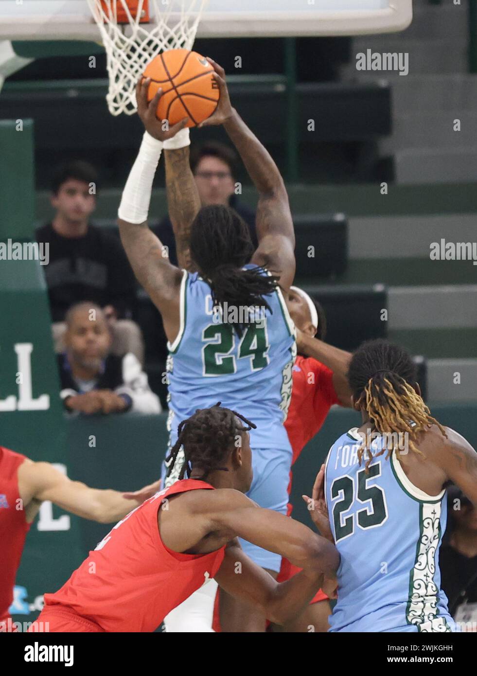 New Orleans, USA. Februar 2024. Während eines Basketballspiels der American Athletic Conference in der Fogleman Arena in New Orleans, Louisiana, am Donnerstag, den 15. Februar 2024. (Foto: Peter G. Forest/SIPA USA) Credit: SIPA USA/Alamy Live News Stockfoto