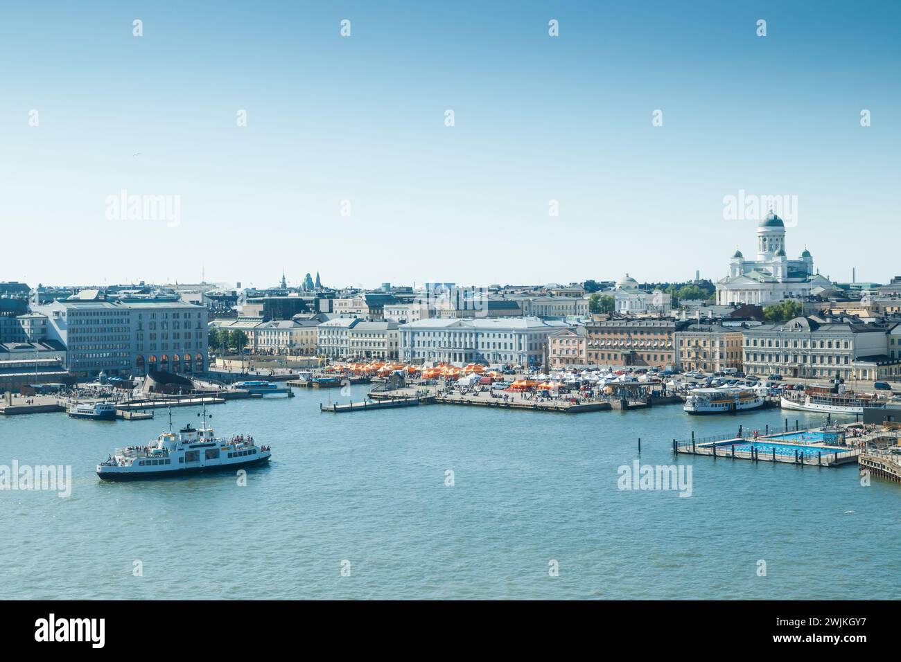 Helsinki, Finnland - 12. Juni 2023: Panorama des Marktplatzes Kauppatori im Hafen von Helsinki. Aus der Vogelperspektive vom Meer. Stockfoto