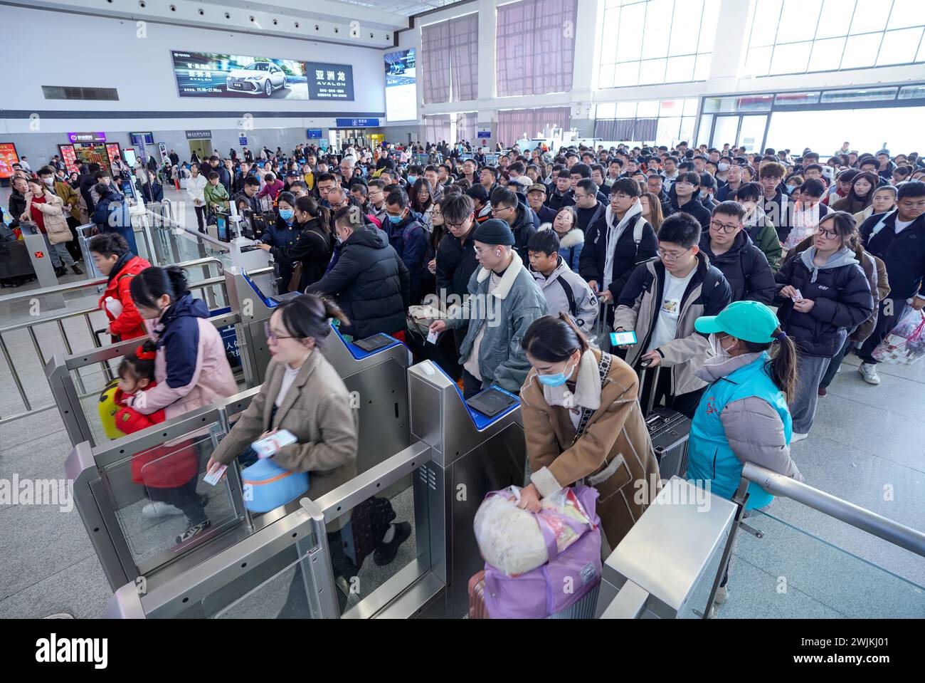 YUNCHENG, CHINA - 16. FEBRUAR 2024 - Passagiere bereiten sich am Ticketschalter des Nordbahnhofs Yuncheng im nordchinesischen Shanxi Pro auf das Einsteigen vor Stockfoto