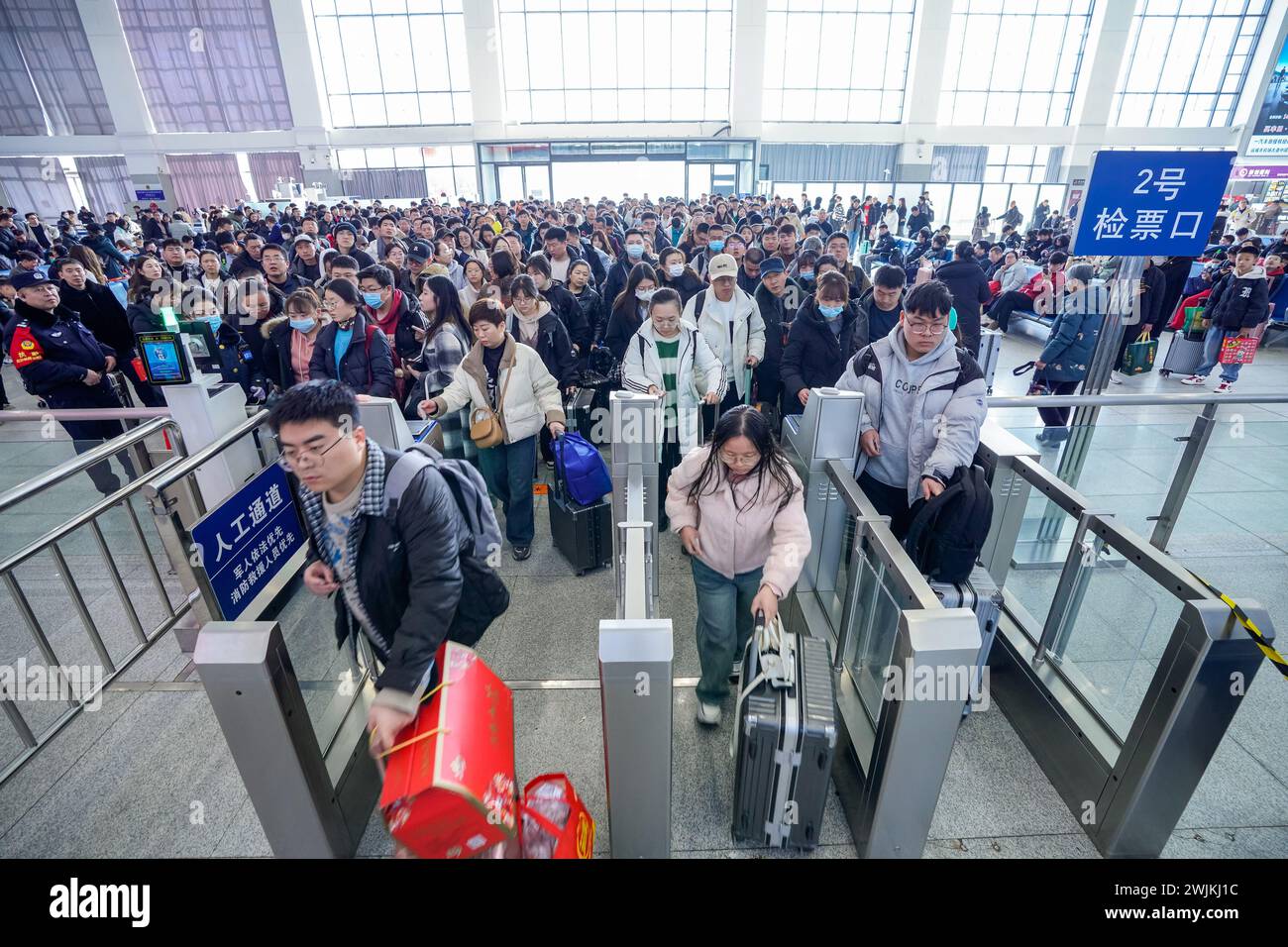 YUNCHENG, CHINA - 16. FEBRUAR 2024 - Passagiere bereiten sich am Ticketschalter des Nordbahnhofs Yuncheng im nordchinesischen Shanxi Pro auf das Einsteigen vor Stockfoto