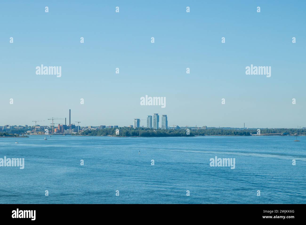 Panoramablick auf Helsinki vom Meer und der Festung Suomenlinna. Stockfoto