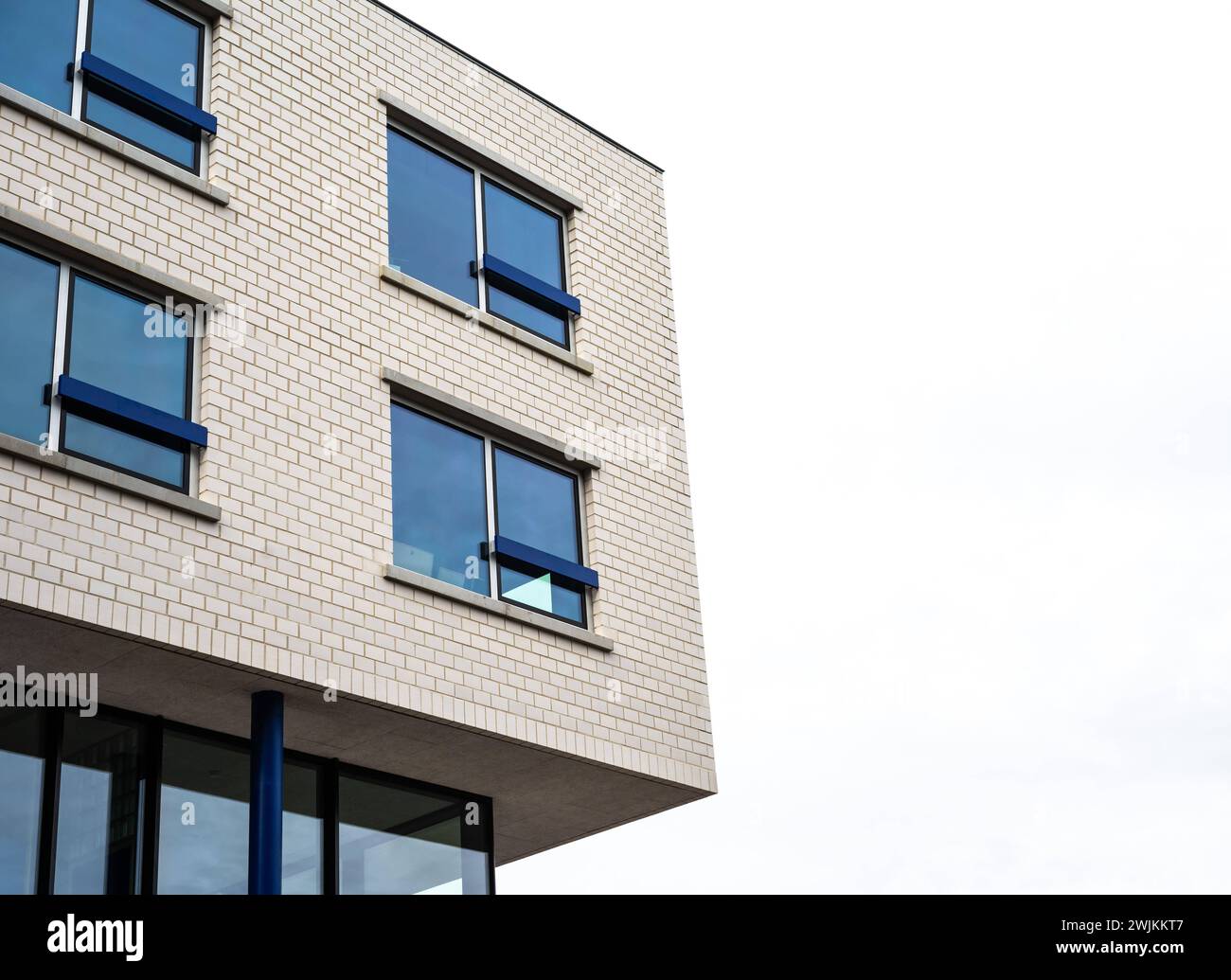 Leuven, Flämisch Brabant, Belgien, 10. Februar 2024 - Fenster von Wohnblocks Stockfoto