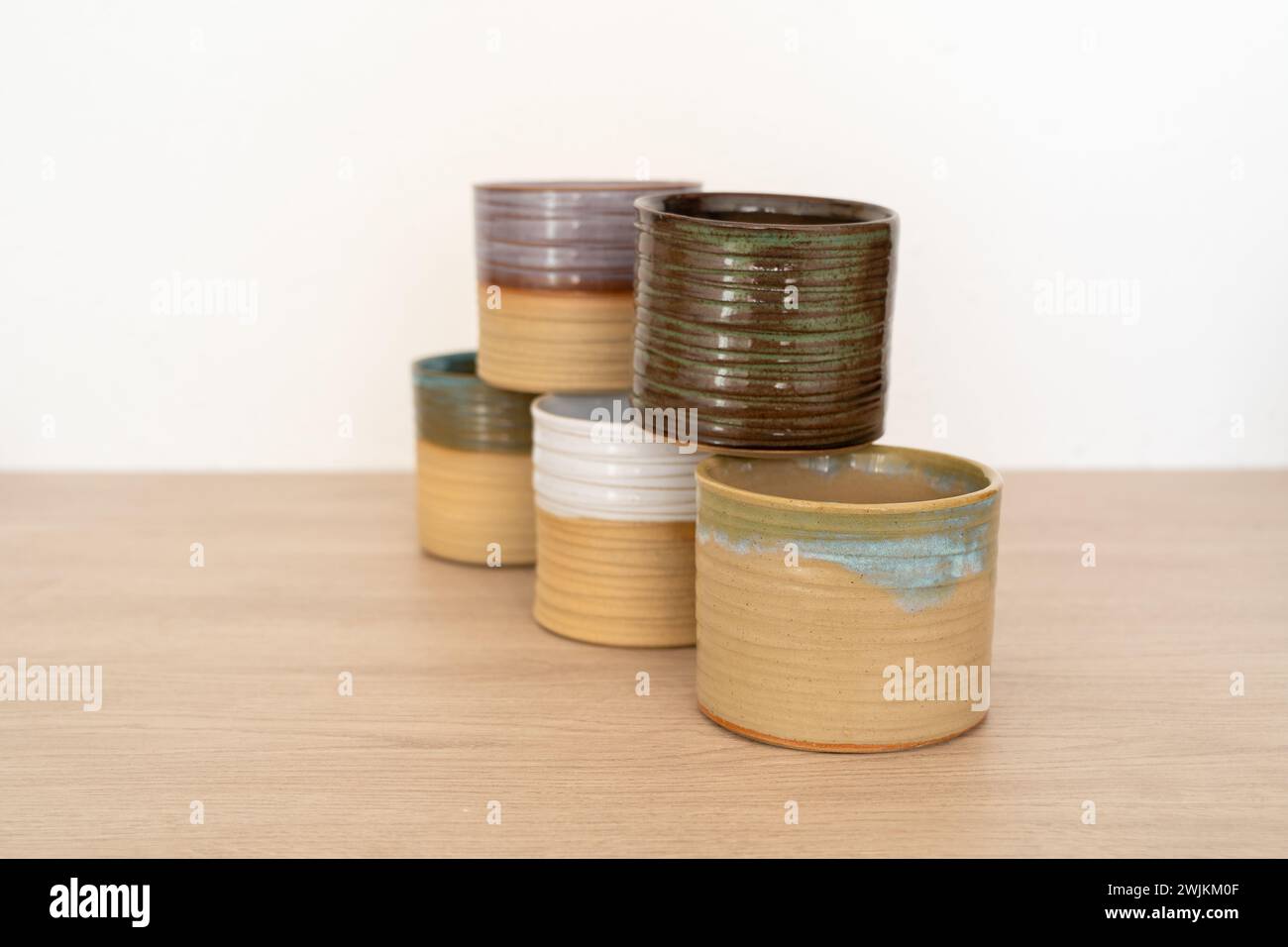 Satz handgefertigter Keramikbecher. Hochwertige Fotos Stockfoto