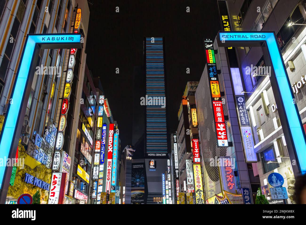 Tokio, Japan - 19. Juni 2016: Die Neonlichter von Geschäften, Bars und Restaurants des Nachtlebens von Shinjuku-Ku. Godzilla kann man vom ich sehen Stockfoto