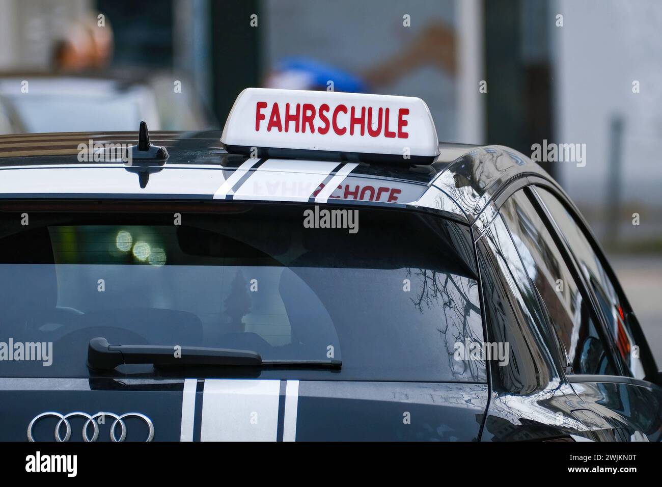 Düsseldorf 16.04.2024 Fahrschule Schriftzug Führerschein Führerscheinentzug Punkte Punkteabbau Fahrlehrer Fahrschüler Führerscheintest Führerscheinprüfung TÜV Düsseldorf Nordrhein-Westfalen Deutschland *** Düsseldorf 16 04 2024 Fahrschule Schriftzug Führerschein Führerscheinentzug Punkte Reduktion Fahrlehrer Lerner Führerscheinprüfung Führerscheinprüfung TÜV Düsseldorf Nordrhein-Westfalen Deutschland Stockfoto