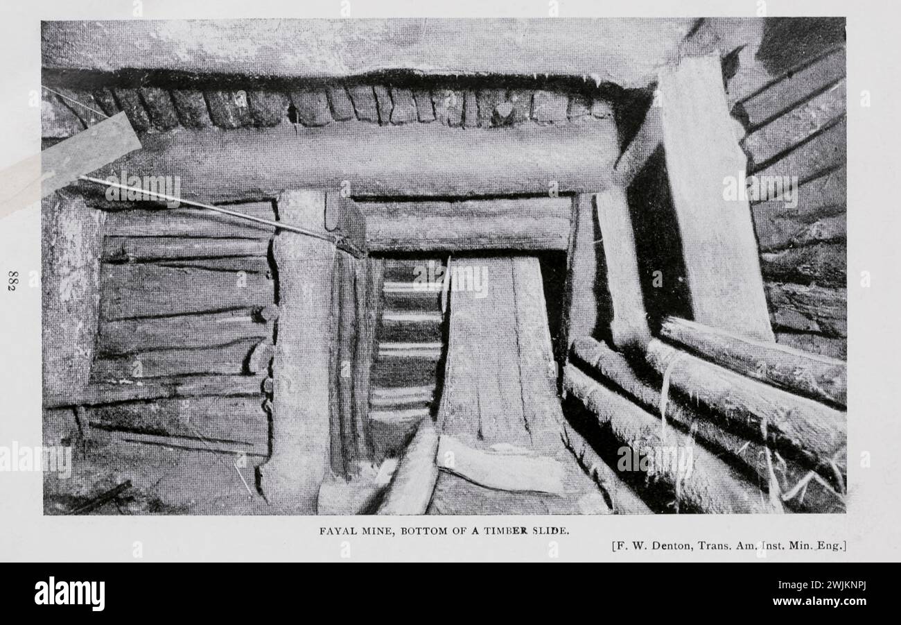 Fayal Mine, der Boden des Holzes rutscht aus dem Artikel CHARAKTERISTISCHE AMERIKANISCHE METALLMINEN. DIE MINEN DER MINNESOTA IRON COMPANY. Von Horace V. Winche11. Vom Engineering Magazine widmet sich Industrial Progress Band XI Oktober 1897 The Engineering Magazine Co Stockfoto