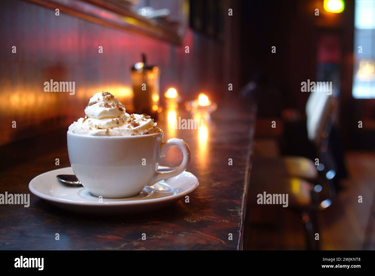 Eine Tasse heiße Schokolade mit Schlagsahne drauf Stockfoto