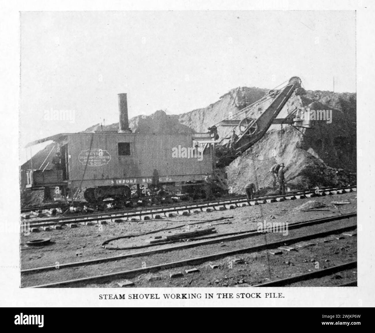 Dampfschaufel, die auf einem Lagerstapel aus dem Artikel EISENERZ-BELADUNG AUF DEN GROSSEN AMERIKANISCHEN SEEN arbeitet. Von H. J. Stifer. Vom Engineering Magazine gewidmet dem Industrial Progress Band XIV Oktober 1897 bis März 1898 The Engineering Magazine Co Stockfoto