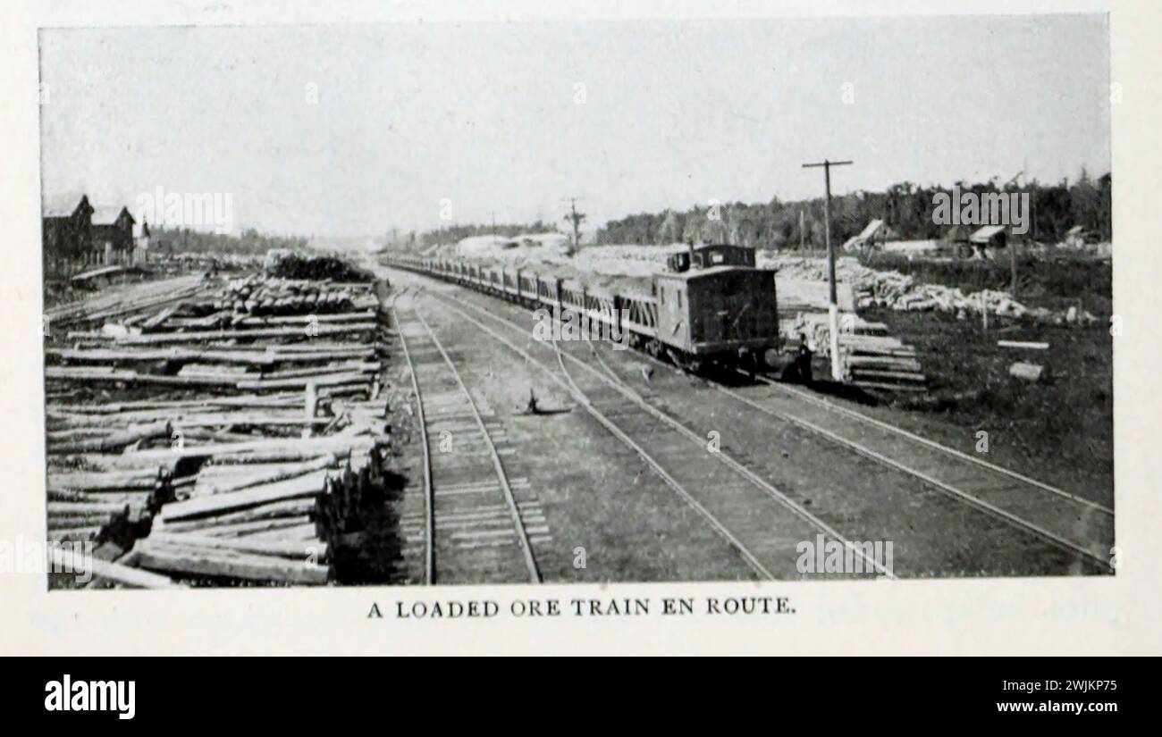 Beladener Erzzug aus dem Artikel EISENERZ-BELADUNG AUF DEN GROSSEN AMERIKANISCHEN SEEN. Von H. J. Stifer. Vom Engineering Magazine gewidmet dem Industrial Progress Band XIV Oktober 1897 bis März 1898 The Engineering Magazine Co Stockfoto