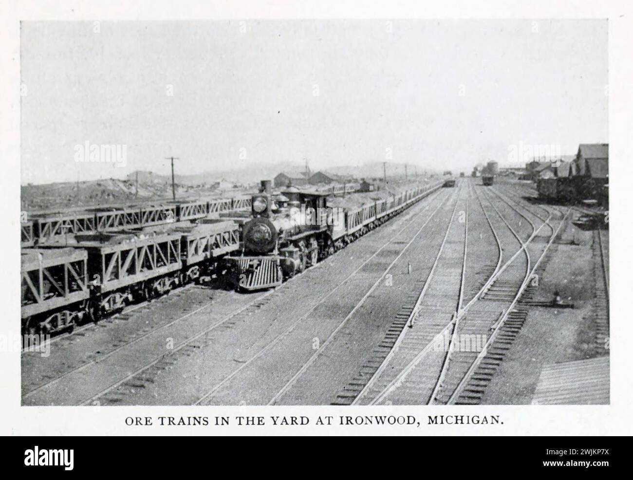 Erzzüge auf dem Werft in Ironwood, Michigan, aus dem Artikel EISENERZ-VERLADUNG AUF DEN GROSSEN AMERIKANISCHEN SEEN. Von H. J. Stifer. Vom Engineering Magazine gewidmet dem Industrial Progress Band XIV Oktober 1897 bis März 1898 The Engineering Magazine Co Stockfoto