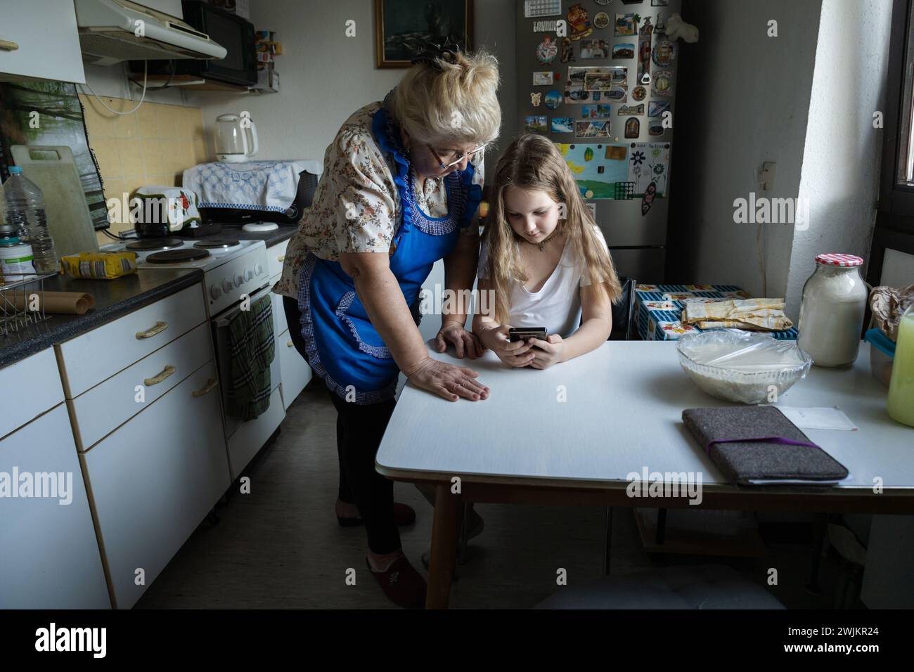 Großmutter und Enkelin backen Apfelkuchen. Generationen. Familie Stockfoto