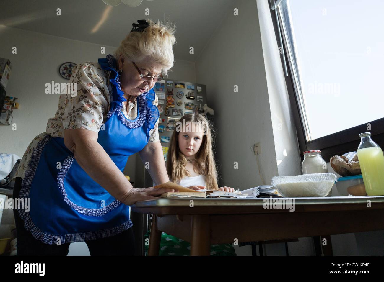 Großmutter und Enkelin backen Apfelkuchen. Generationen. Familie Stockfoto