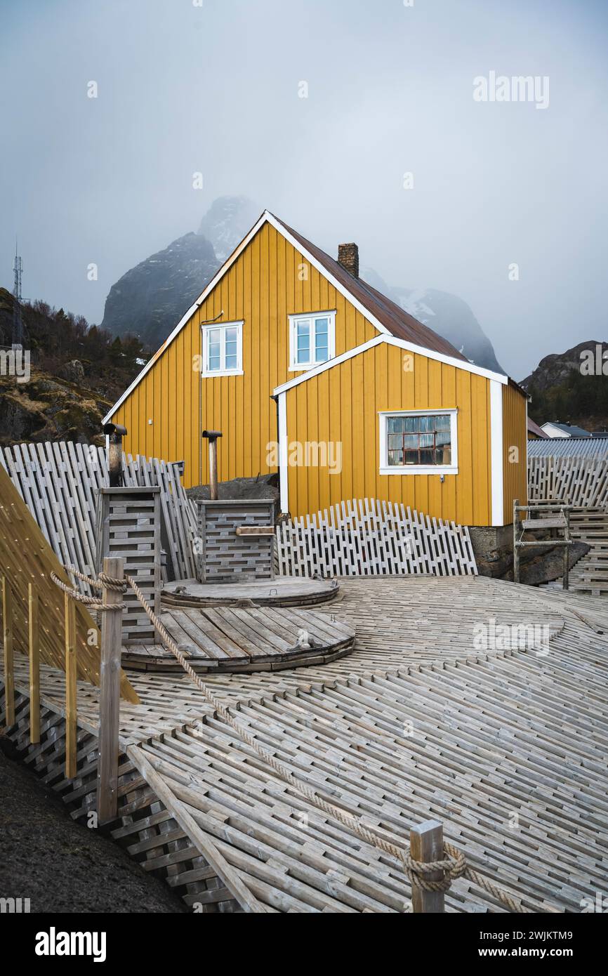 Außenseite des Hauses durch Holzkonstruktionen im Winter Stockfoto