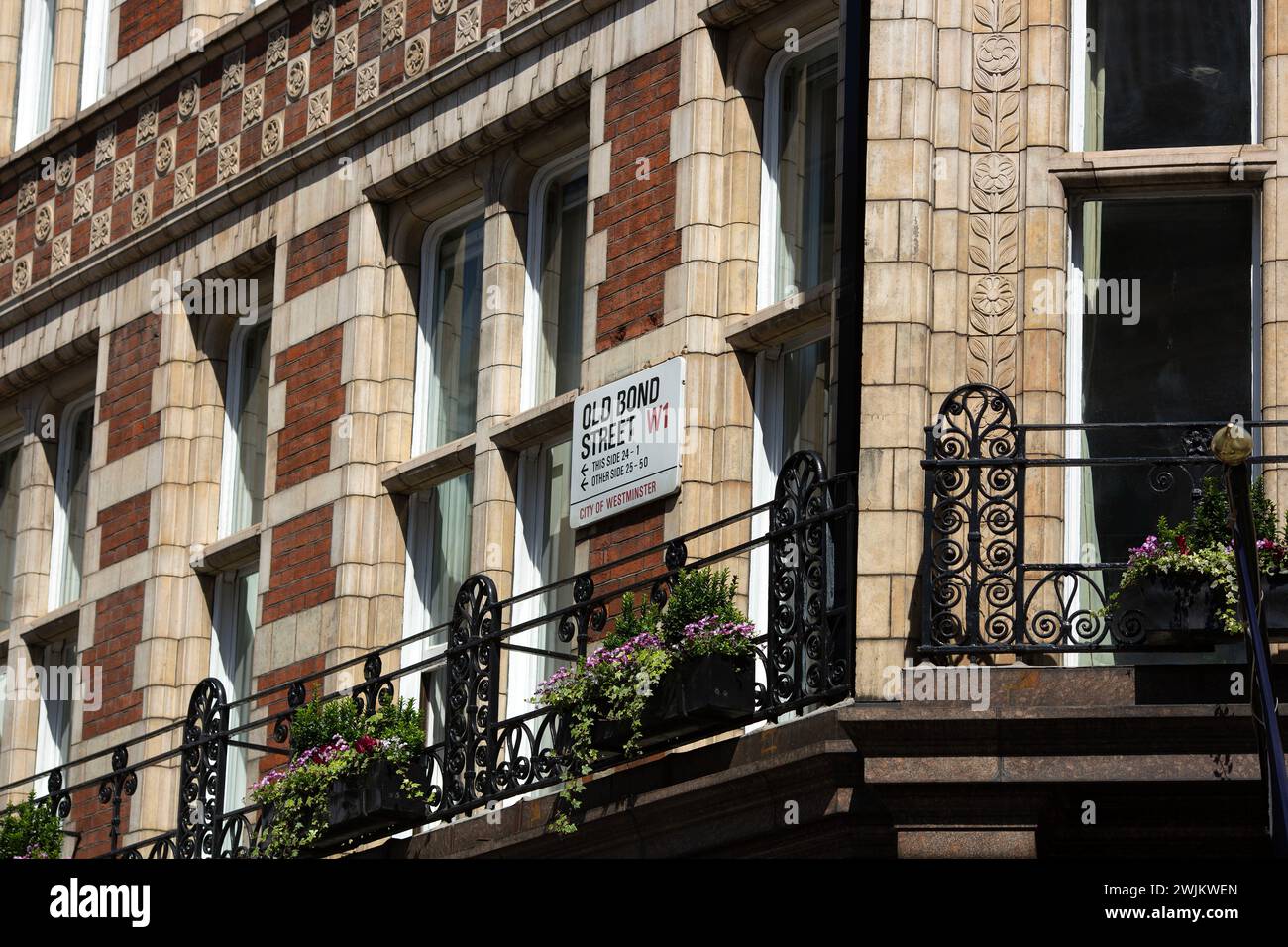 Im Zentrum Londons befindet sich ein Schild mit der „Old Bond Street“. Stockfoto