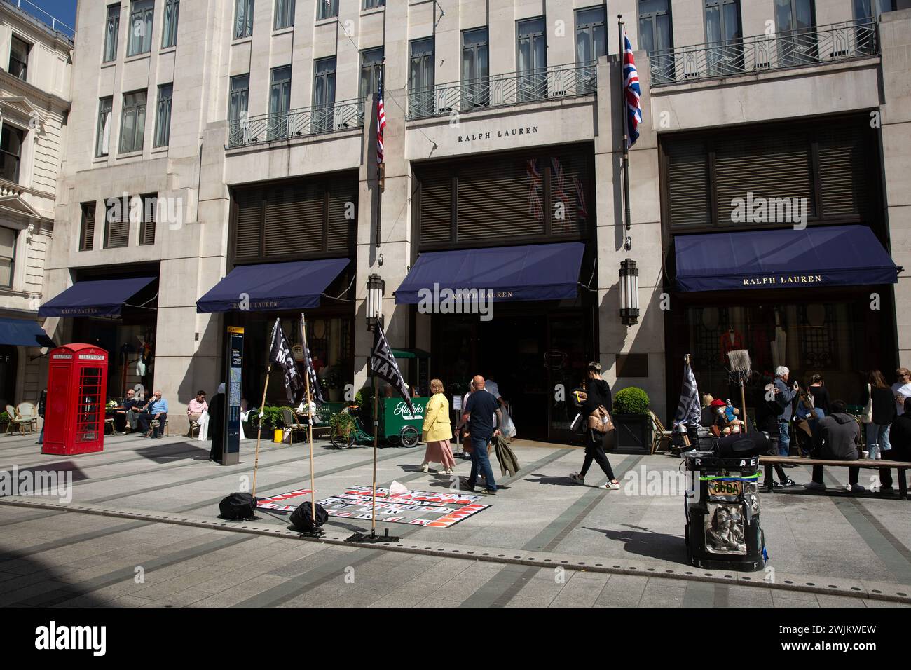 Black Lives Matter Flaggen und Botschaften sind im Zentrum Londons zu sehen. Stockfoto