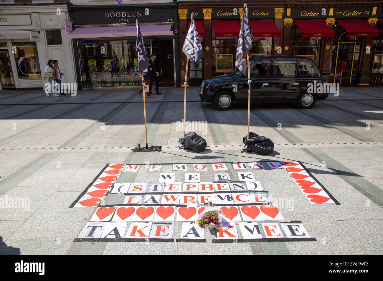 Black Lives Matter Flaggen und Botschaften sind im Zentrum Londons zu sehen. Stockfoto