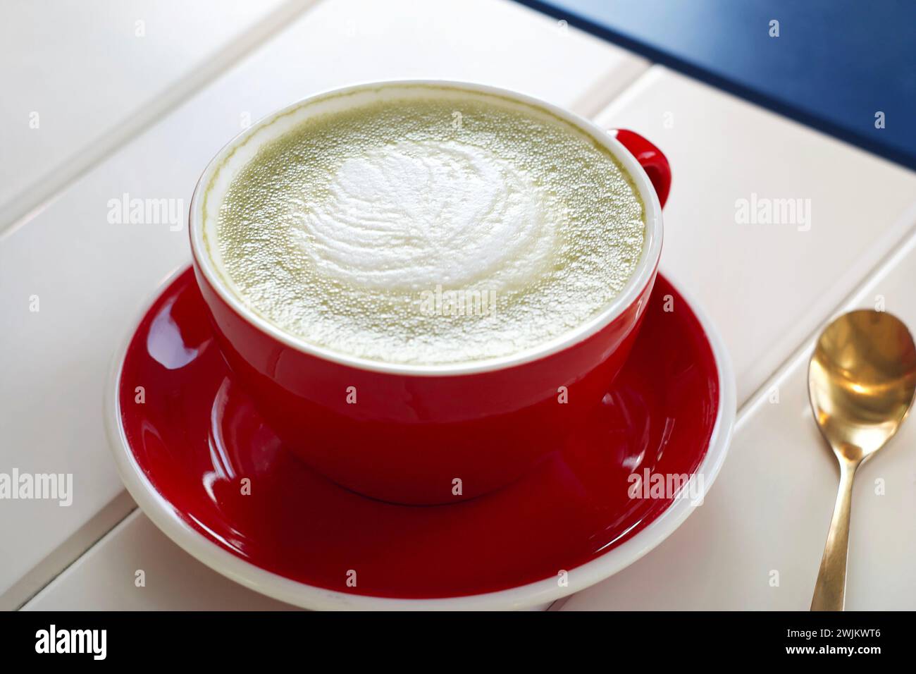 Grüner Matcha-Tee in einer Tasse auf einem Tisch Stockfoto