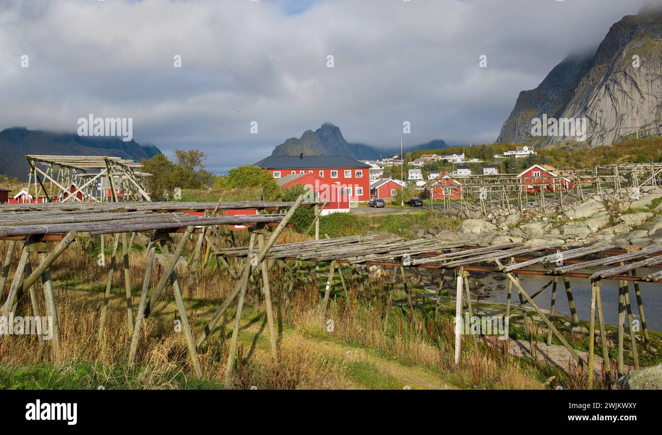 Malerische Landschaft in einem Fischerdorf reine auf den Lofoten-Inseln in Nordnorwegen Stockfoto