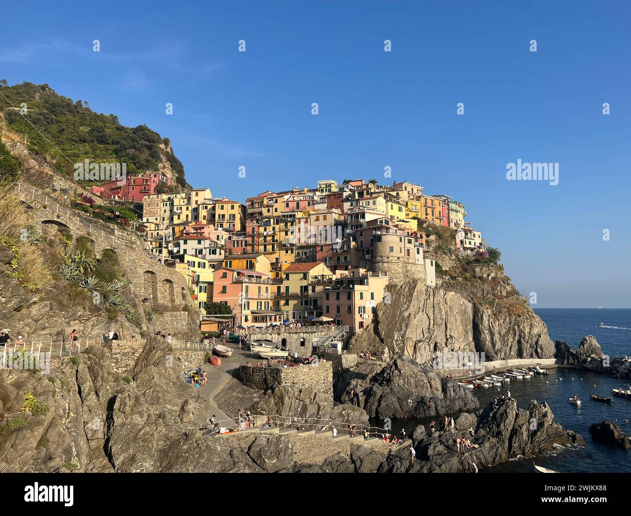 Cinque Terre in Italien - Dorf Riomaggiore vom Meer Stockfoto