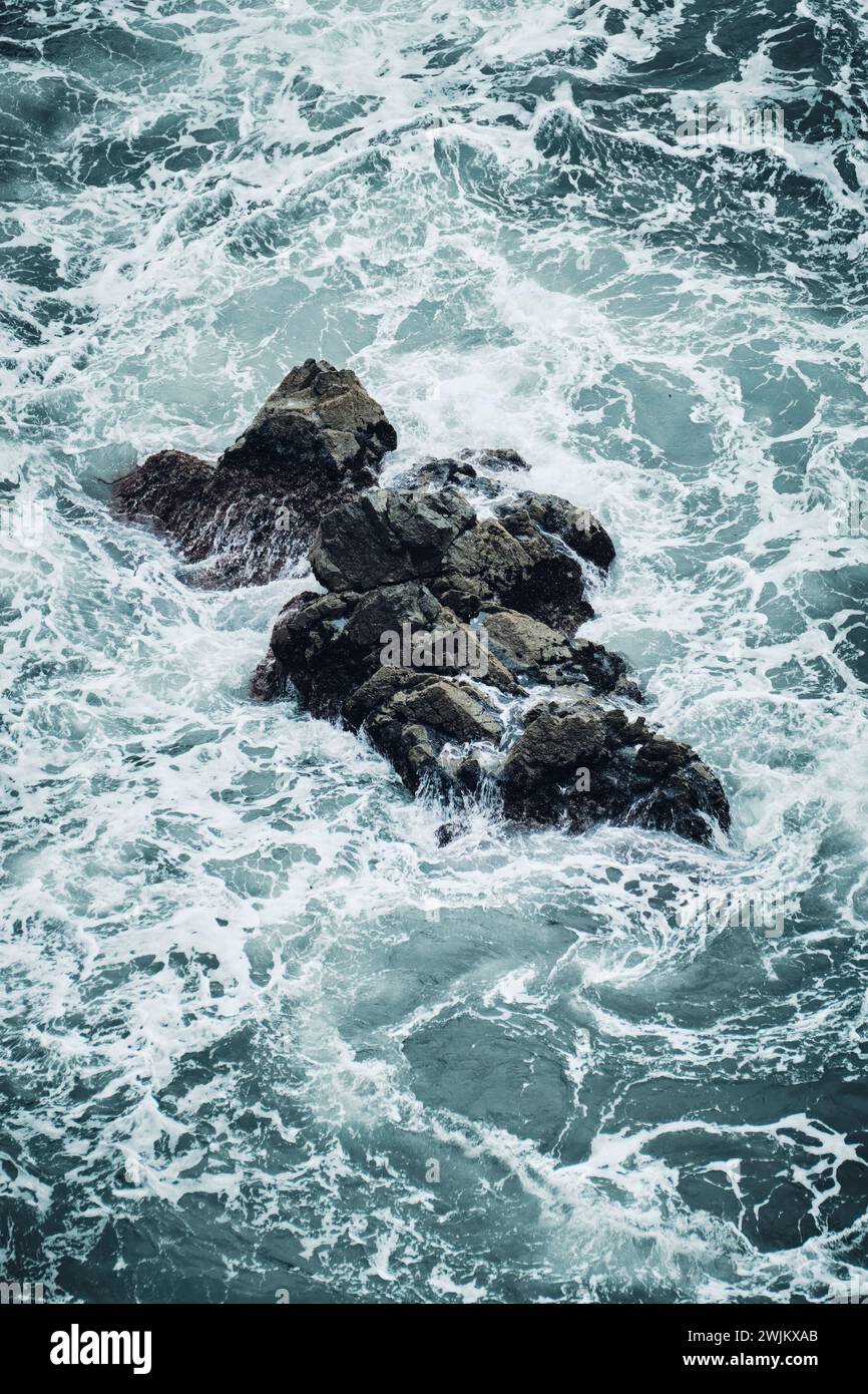 Wellen und Felsen auf dem Michinoku Coastal Trail Stockfoto