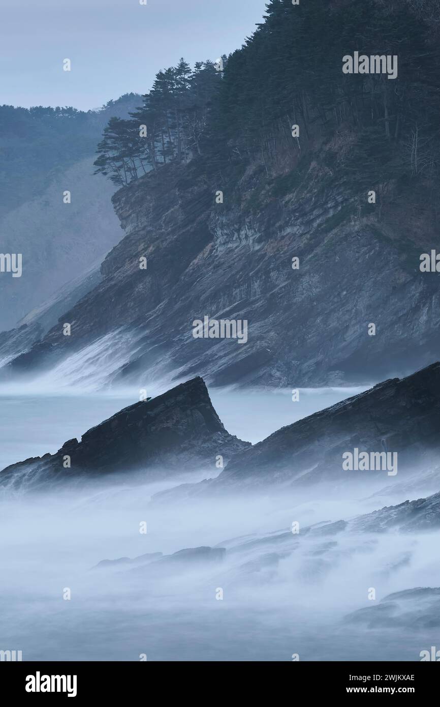 Wellen und Felsen auf dem Michinoku Coastal Trail Stockfoto