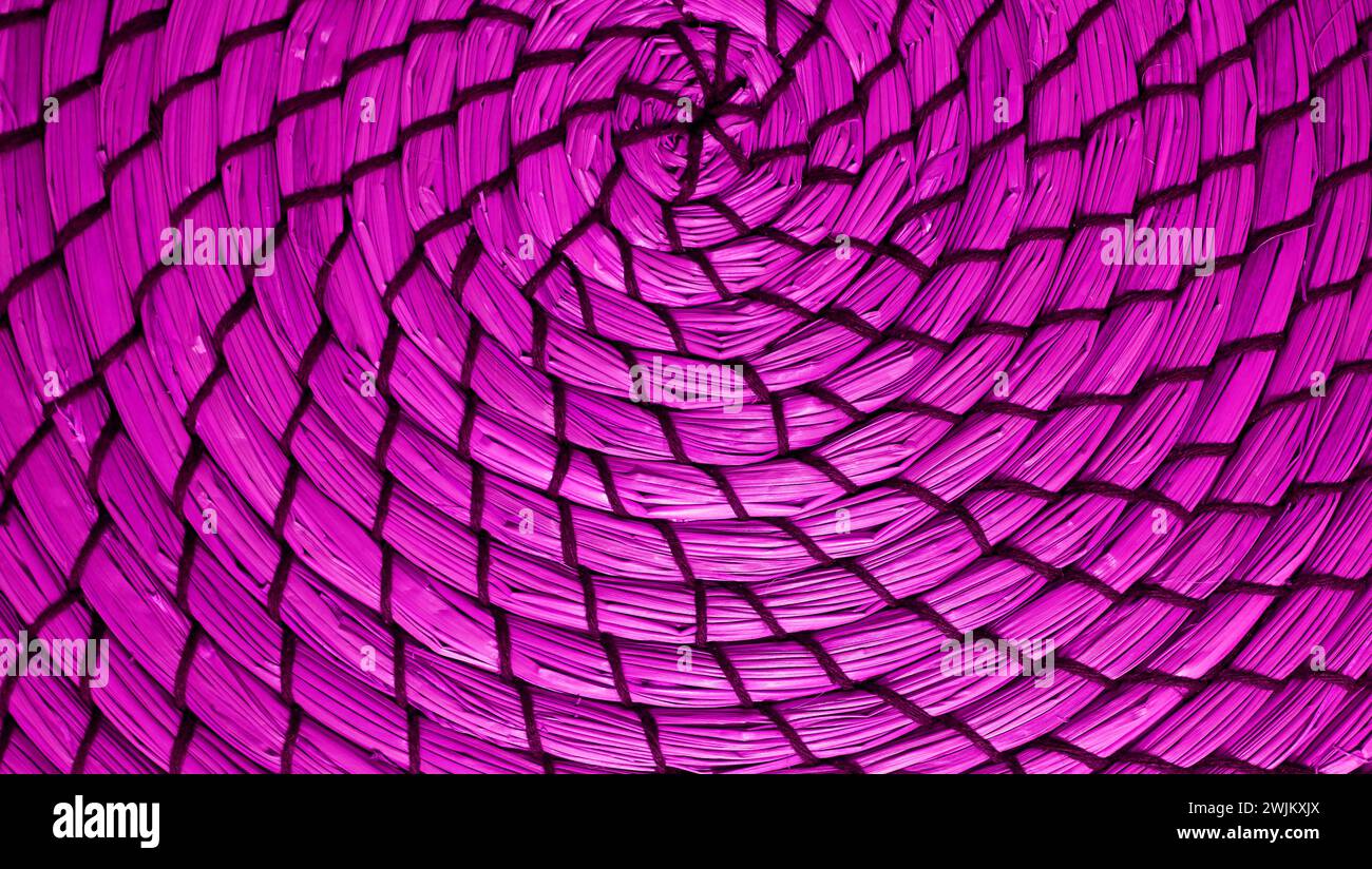 Spiralmuster einer Orchideenviolett gewebten Wasserhyazinthen-Platzmatte Stockfoto