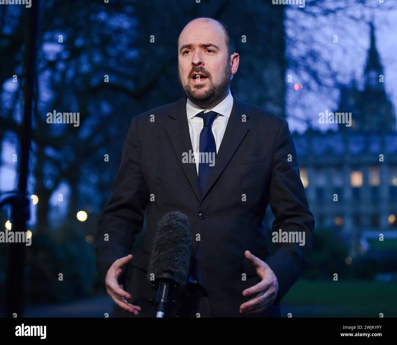 London, Großbritannien. Februar 2024. Der Vorsitzende der Konservativen Partei, Richard Holden, wird während der morgendlichen Rundfunkrunde in Westminster interviewt, da die Konservativen mit dem Sieg von Labour bei den Nachwahlen in Großbritannien einen doppelten Rückschlag erleben. Autor: Thomas Krych/Alamy Live News Stockfoto